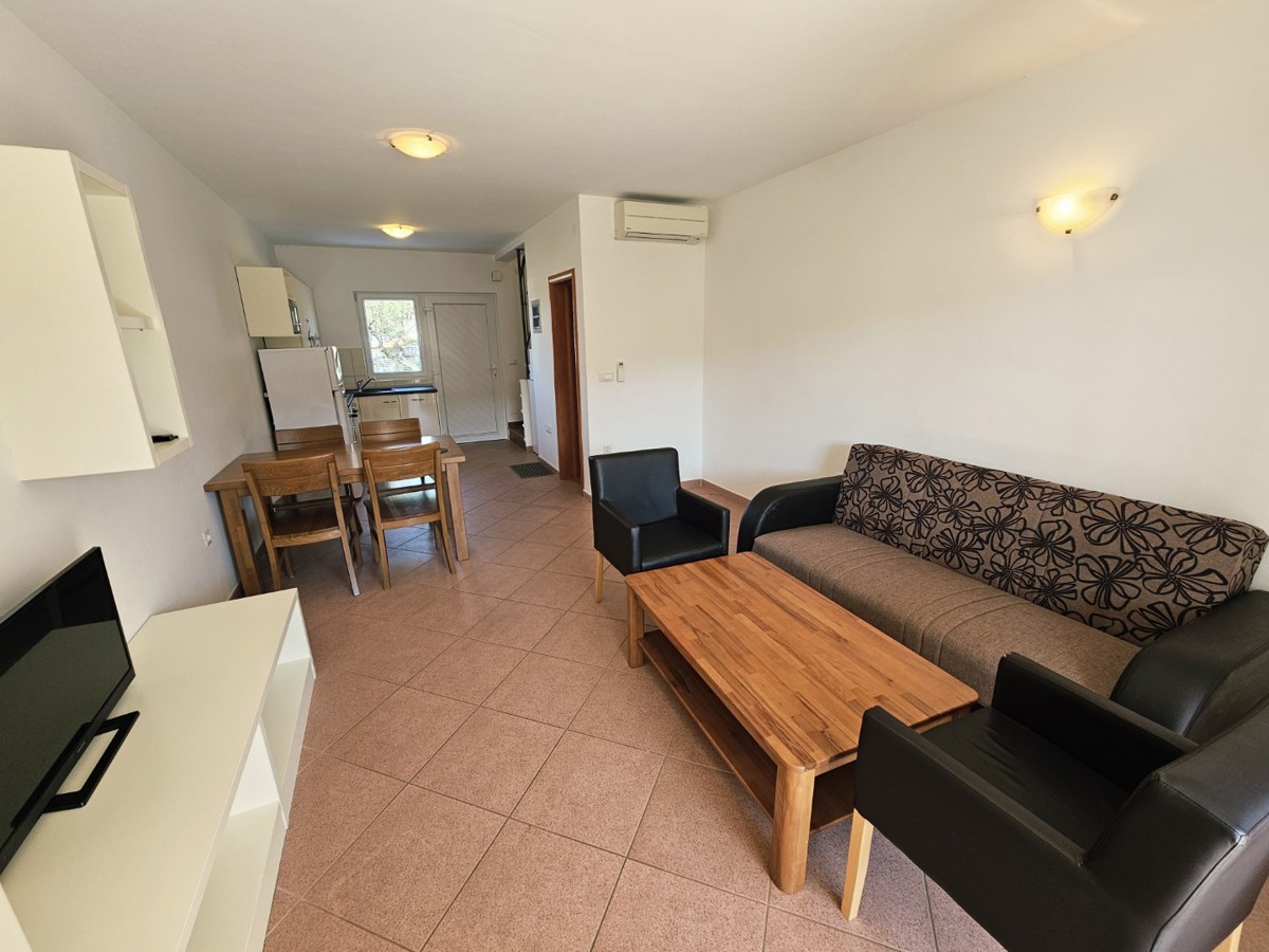 Vrstna hiša - 2 km do morja